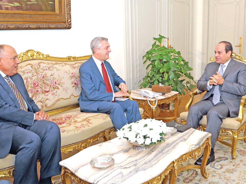 السيسي مستقبلاً في القاهرة مدير دائرة اللاجئين في الأمم المتحدة فيليبو غراندي بحضور وزير الخارجية سامح شكري أمس الأول (أ ف ب)