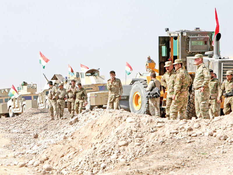 حشد للقوات العراقية في قرية ترغلا غرب الموصل أمسt (رويترز)