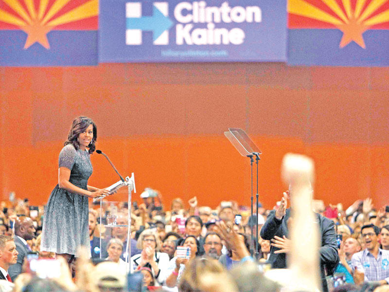 ميشيل أوباما تحشد لكلينتون خلال تجمع انتخابي في فينيكس بأريزونا أمس الأولt(رويترز)