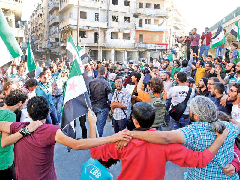 سوريون استغلوا الهدنة للتظاهر في حي الشعار دعماً لبقاء الفصائل والمدنيين في حلب الشرقية أمس الأول (رويترز)