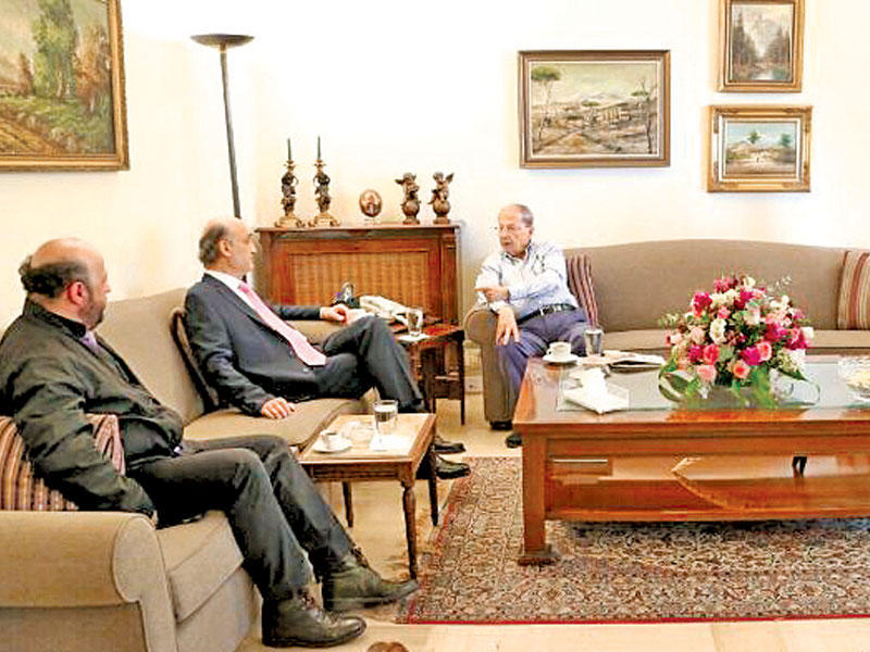 عون مستقبلاً جعجع في الرابية أمس (الوكالة الوطنية)