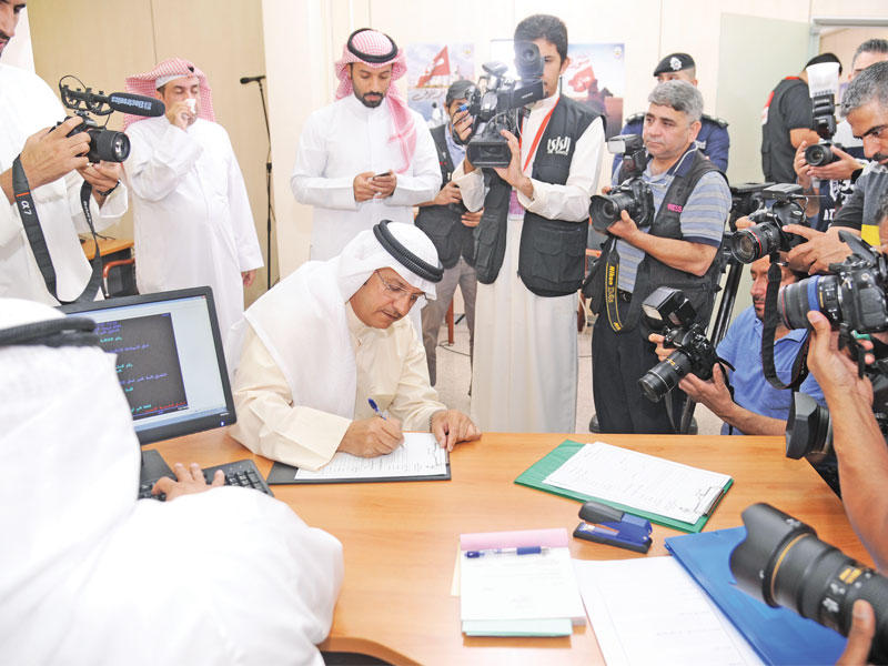 الشايع لدى تسجيله طلب الترشح أمس (تصوير عبدالله الخلف)