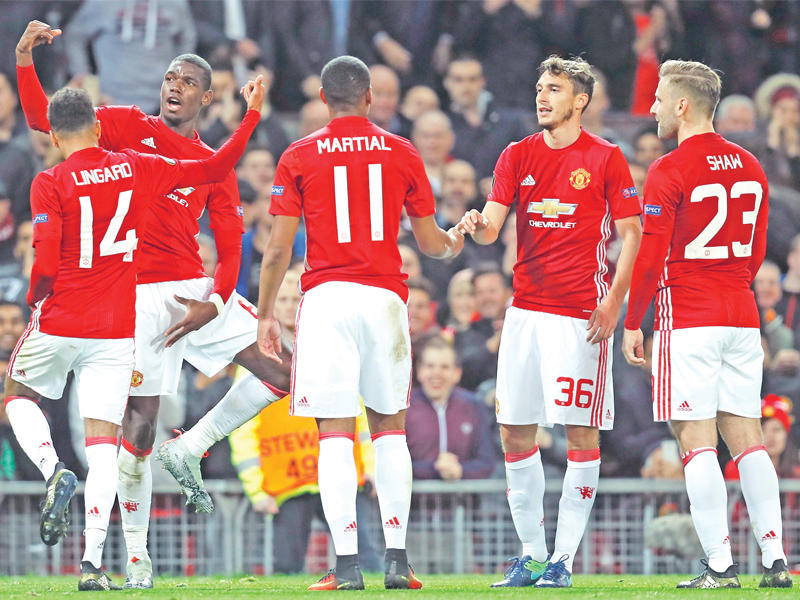 فرحة لاعبي مانشستر يونايتد بهدف بوغبا