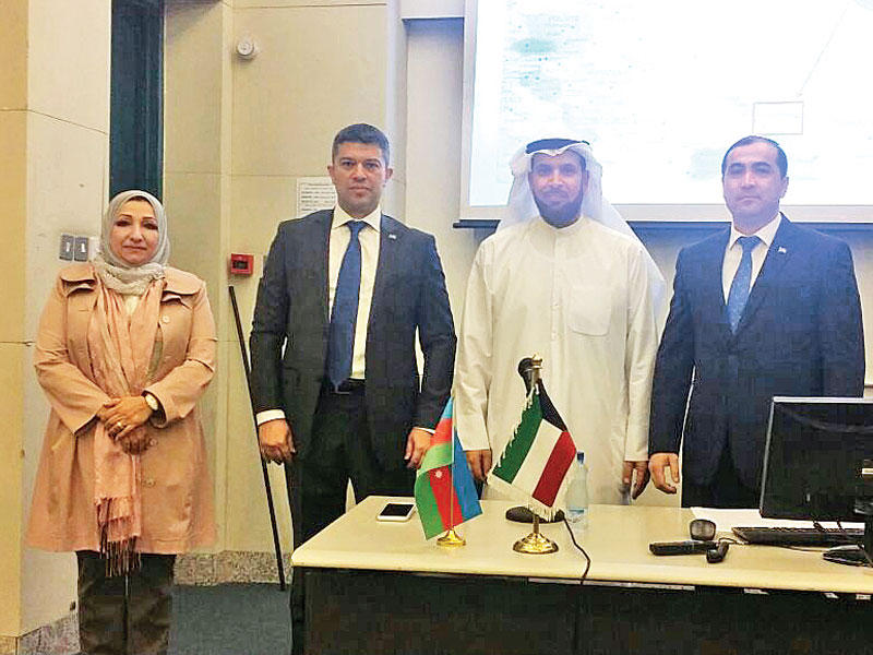 سلطانوف (الأول من اليمين) والقشعان قبيل بدء المحاضرة