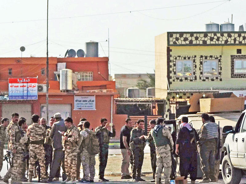 انتشار للشرطة الكردية في قرية دوميز جنوب كركوك أمس (أ ف ب)