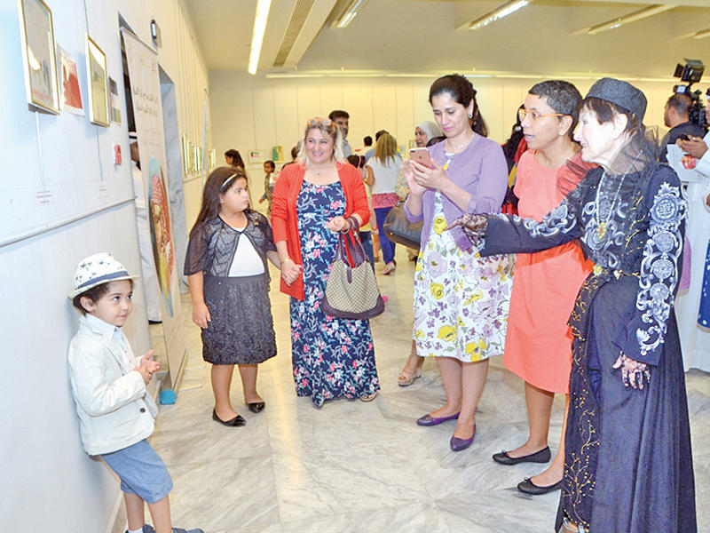 الشيخة انتصار سالم العلي والقطان خلال جولة في المعرضn