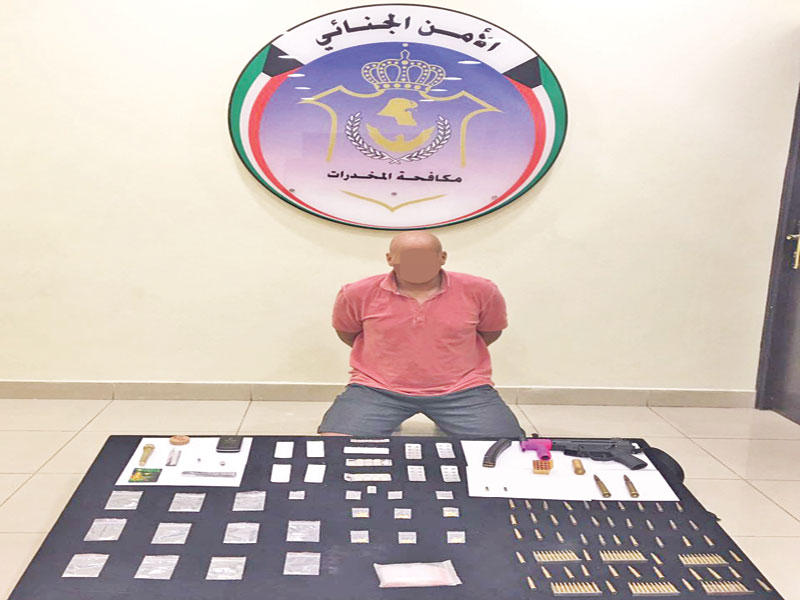 المتهم وأمامه المضبوطات