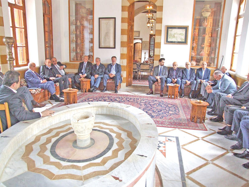 جنبلاط يترأس اجتماع اللقاء الديمقراطي في قصر المختارة أمس  (الوكالة الوطنية)