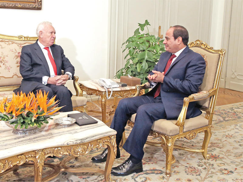 السيسي مستقبلاً وزير الخارجية الإسباني خوسيه مانويل غارسيا في القاهرة أمس  (إي بي إيه)