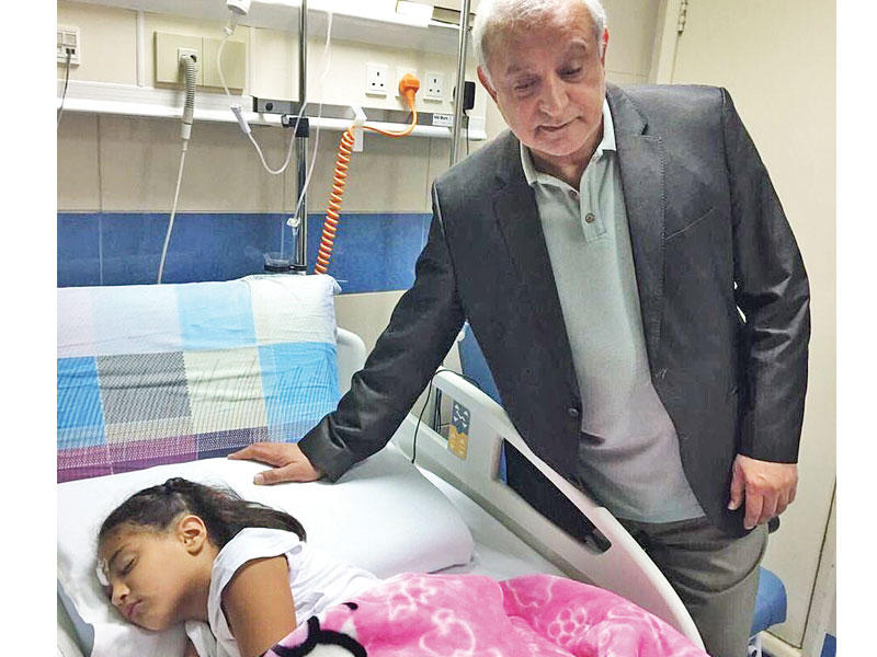 العيسى مطمئناً على الطالبة المصابة أمس الأول