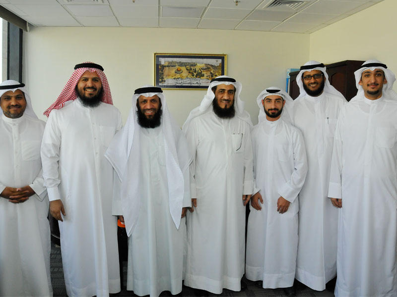 عمادي ومسؤولو الوزارة خلال الجولة 