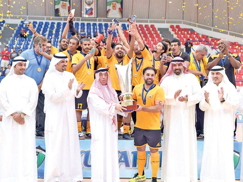  تقي يسلم كأس السوبر لقائد القادسية في حضور الفهد والفضلي والخضري