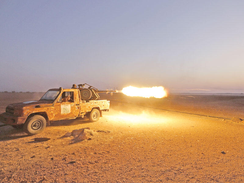 مقاتلون سوريون موالون لتركيا يقصفون قوات «قسد» في تل رفعت، بريف حلب الشمالي، مساء أمس الأول (رويترز)