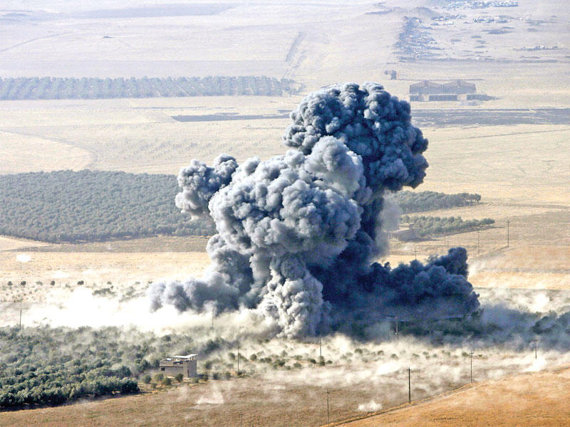 الدخان يتصاعد من موقع لـ «داعش» في نويران قرب الموصل تعرض لقصف من البيشمركة أمس   (رويترز)