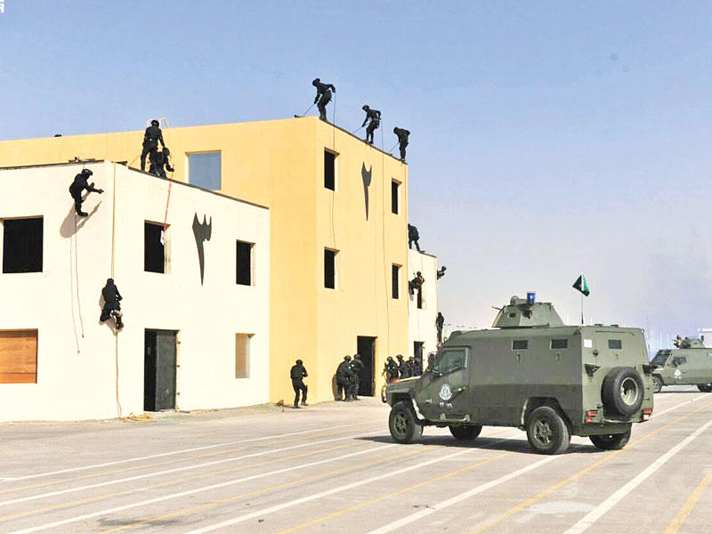 جانب من استعراض أقيم في السعودية لدى زيارة قائد قوات الأمن الخاصة لتفقد جاهزية الوحدات المشاركة بـ «أمن الخليج1» (واس)