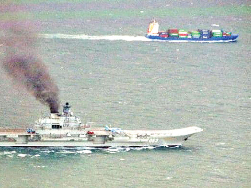 الحاملة الروسية تنفث الدخان خلال عبورها بحر الشمال 