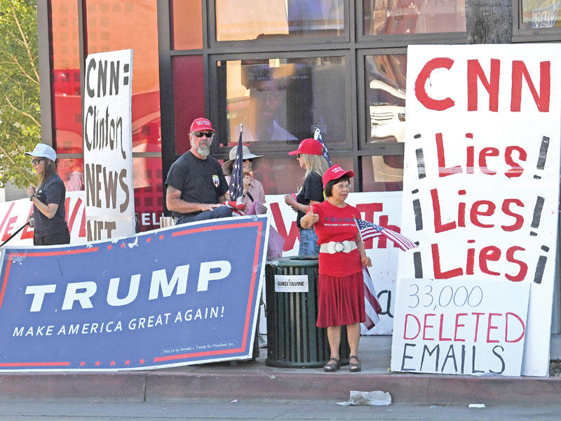 أنصار ترامب يتظاهرون خارج مكاتب شبكة «سي إن إن» التلفزيونية في هوليود أمس الأول (أ ف ب)