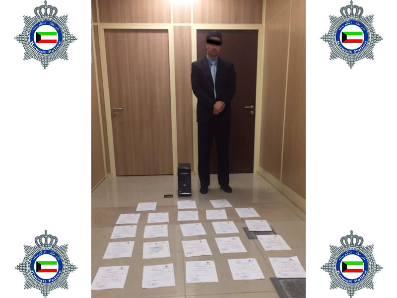 المتهم وأمامه المضبوطات