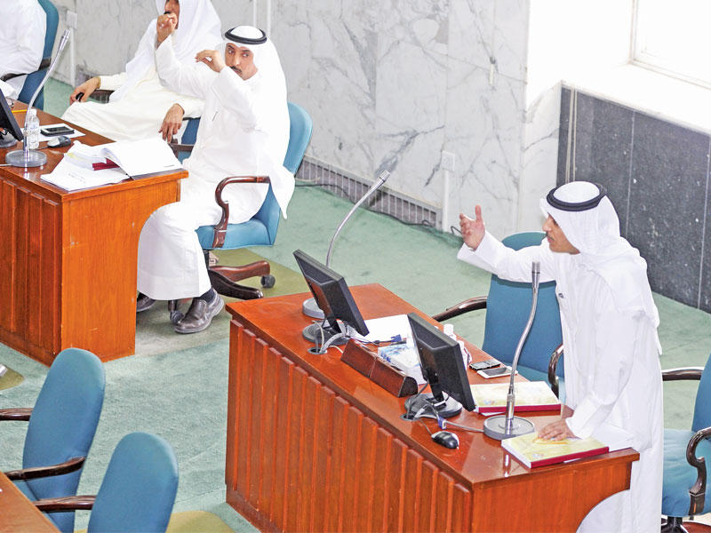 السور متحدثا في الجلسة