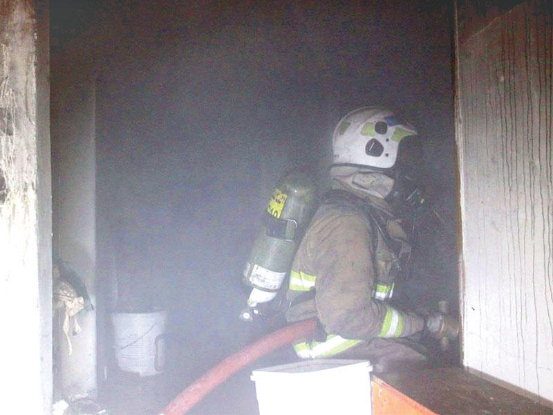 رجل إطفاء يكافح الحريق... وفي الإطار النيران تشتعل بالشقة