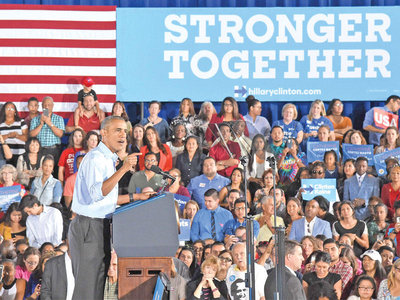 الرئيس باراك أوباما خلال حملة داعمة لكلينتون في شمال لاس فيغاس بولاية نيفادا أمس الأول ( أ ف ب)