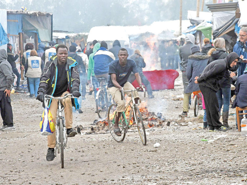 جانب من مخيم كاليه كما بدا أمس قبيل البدء بإخلائه    (أ ف ب)