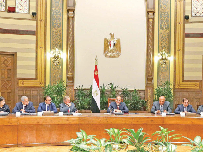 السيسي مجتمعاً بوفد الأعمال الأميركي في القاهرة أمس