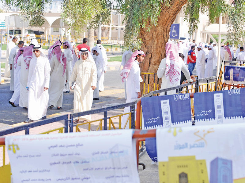 جانب من الأجواء الانتخابية في «الحقوق» (تصوير عبدالله الخلف)