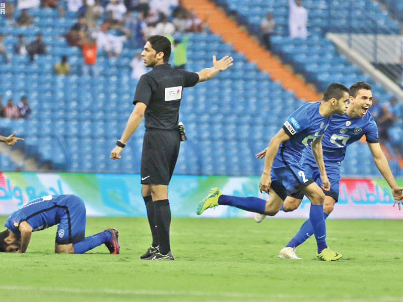 لاعبو الهلال يحتفلون بالفوز بعد صافرة الحكم