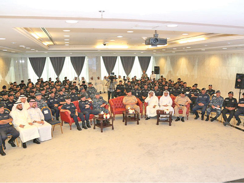 الفهد متوسطاً القيادات الأمنية خلال اللقاء