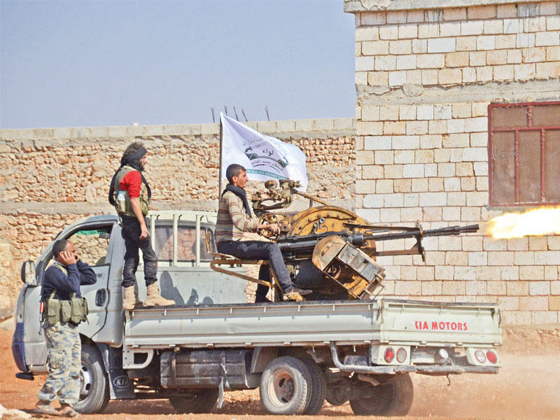 مقاتلون سوريون معارضون على خط المواجهة مع «داعش» في قرية برعان شمال حلب أمس الأول (أ ف ب)