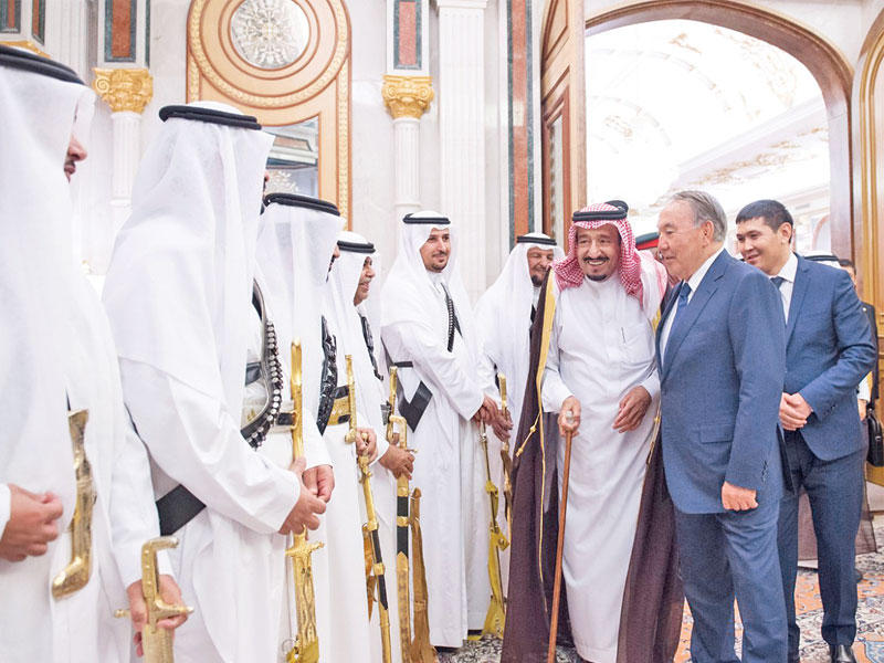 العاهل السعودي مستقبلاً رئيس كازخستان أمس في الرياض (واس)
