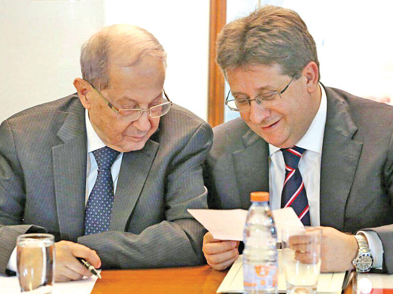 عون والنائب إبراهيم كنعان خلال اجتماع تكتل التغيير والإصلاح أمسt(الوطنية)