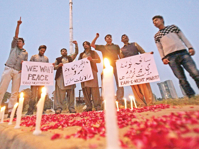 شبان باكستانيون يعتصمون في كويتا احتجاجاً على الهجوم على كلية الشرطة (إي بي أيه)