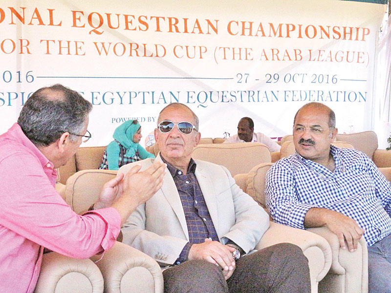 هشام حطب خلال متابعته البطولة