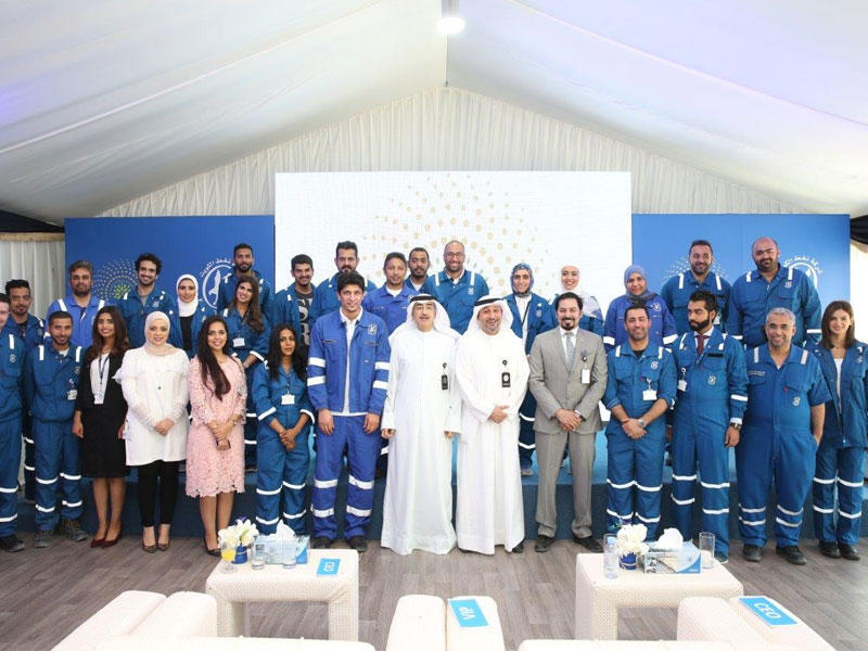 جعفر مع المشاركين في المشروع