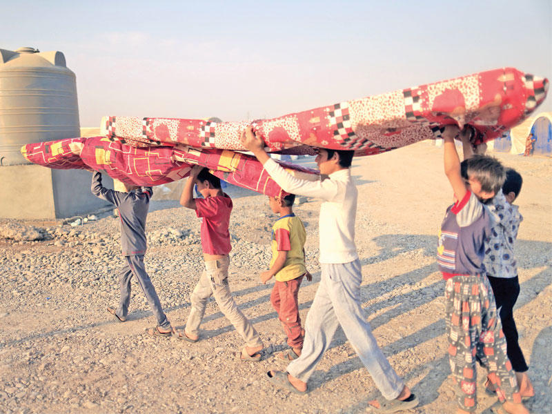نازحون يصلون إلى مخيم الخازر شرق الموصل أمس (رويترز) 