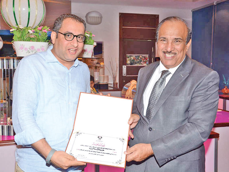 الصالح يكرم الزميل عادل سامي