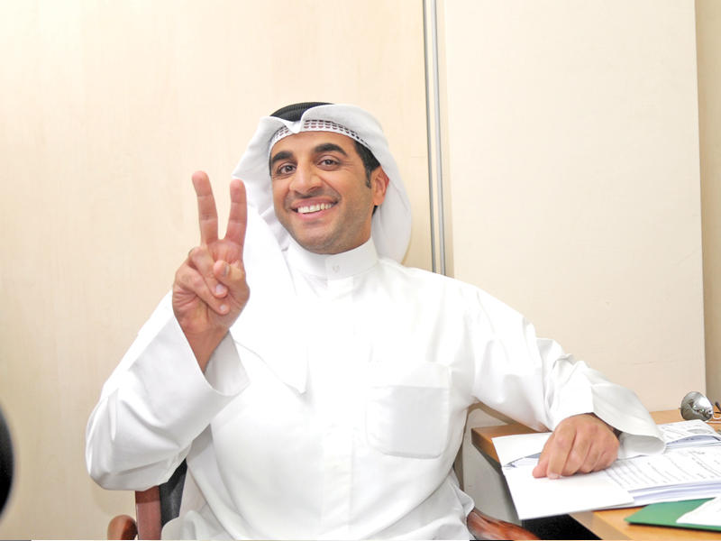 دشتي ملوحاً بعلامة النصر بعد تسجيل والده 