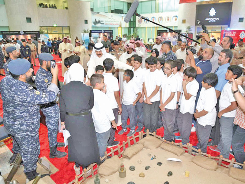 الخالد متوسطاً بعض الطلبة خلال تدشين المشروع التوعوي للعلاقات والإعلام الأمني