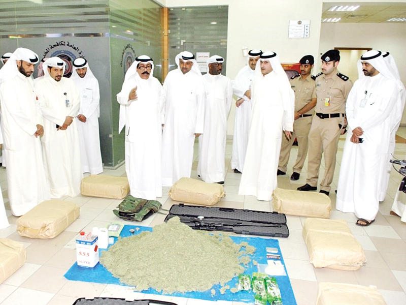 اللواء العوضي خلال الإشراف على ضبط مادة الكيميكال المخدرة