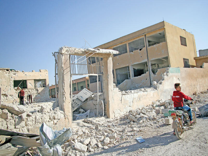 المدرسة التي دمرت في غارة على قرية حاس في إدلب كما بدت أمس (إي بي أيه)