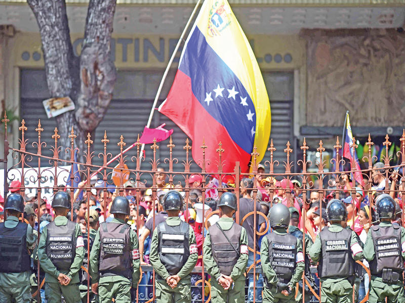 متظاهرون أمام مجلس النواب في كاراكاس أمس ( أ ف ب)n