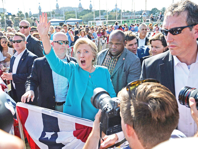 كلينتون ملوحة لأنصارها في فلوريدا أمس الأول  (أ ف ب)