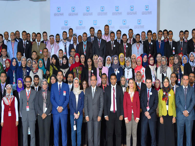 السيسي متوسطاً المشاركين في ختام المؤتمر الأول للشباب بشرم الشيخ أمس الأول (الجريدة)