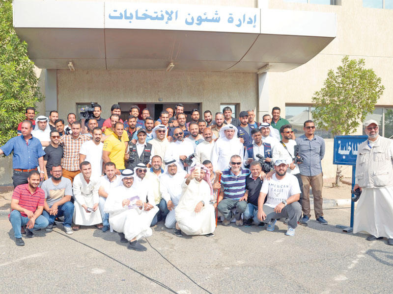 الإعلاميون في لقطة تذكارية في اليوم الأخير لإغلاق باب الترشح t(تصوير عثمان الشعيب)