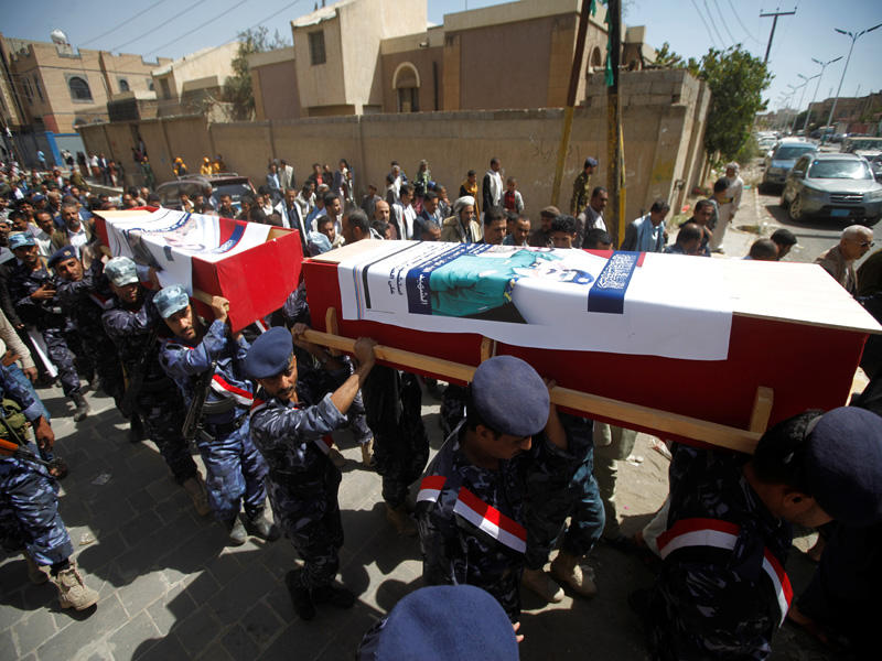 متمردو الحوثي يشيعون أمس الأول مفتش وزارة الداخلية عمر اليافعي الذي قتل في صنعاء (رويترز)