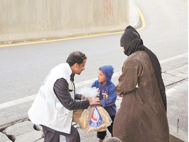 موفد «الهلال الأحمر» إلى لبنان خلال توزيع الخبز على النازحين