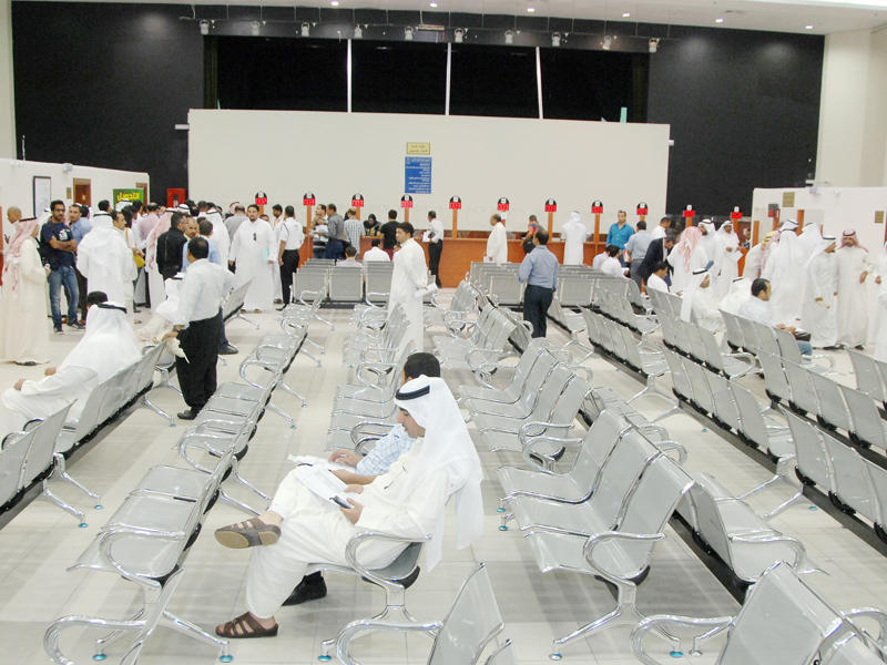 صورة أرشيفية من داخل إحدى إدارات العمل