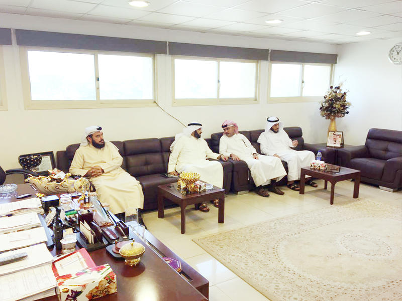 الحربش والوعلان وجانب من الحضور في مخفر الصليبية أمس